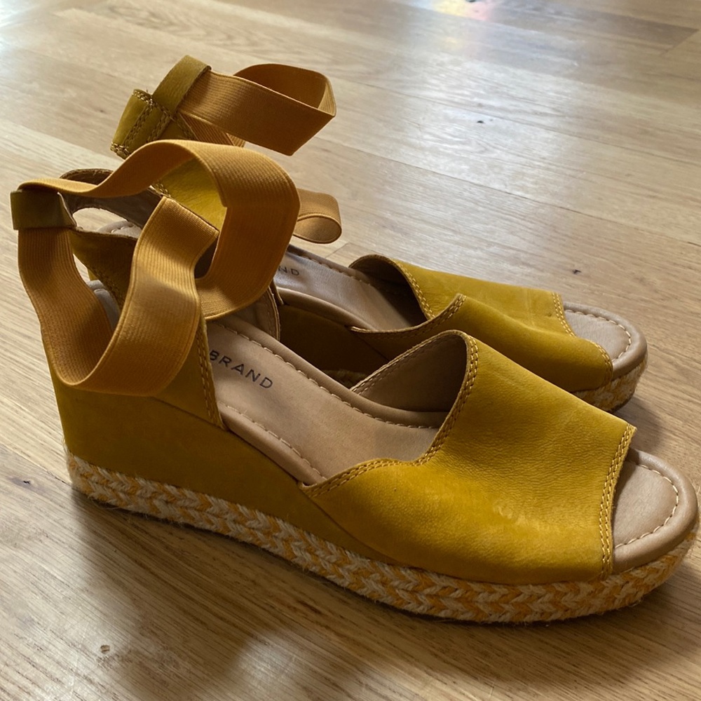 EUC Lucky Brand Espadrille Wedges size 9 goldenrod